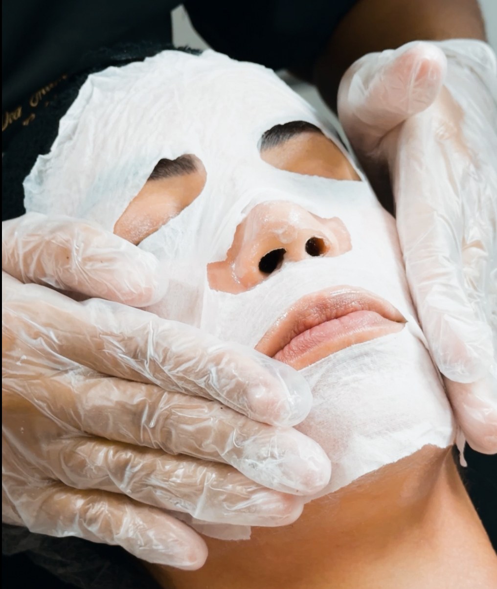 Limpeza de pele com máscara facial na Lyvera Clinique